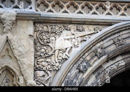 Detail im Ethelbert Tor, Norwich Kathedrale. Stockfoto
