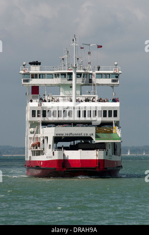 Roten Trichter Fähre "Red Eagle" aus Southampton, England in Cowes. Stockfoto