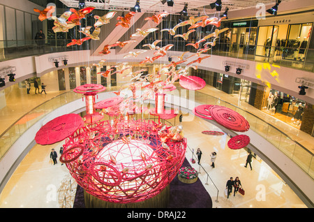 Hong Kong-ca. Januar 2014 - Hong Kong IFC-Shopping-Mall mit Dekorationen für chinese New Year. Stockfoto