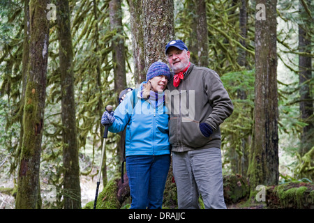 Wanderer im gemäßigten Regenwald entlang der unteren Salmon River trail in der Nähe von Mount Hood, Oregon. Stockfoto