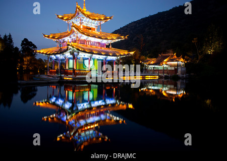Beleuchtete schwarzer Drachen Teich in Lijiang, China Stockfoto