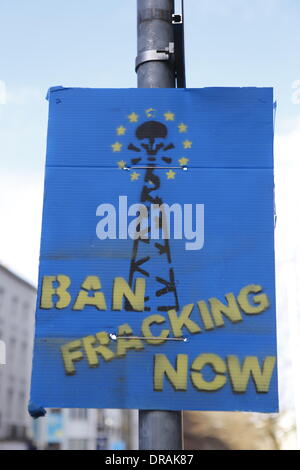 Dublin, Irland. 22. Januar 2014. Eine Anti-Fracking-Plakat, die "Verbot Fracking nun" liest wurde auf einen Laternenpfahl gelegt. Irische anti-Fracking-Aktivisten protestierten vor dem Büro der Vertretung der Europäischen Kommission in Irland gegen Fracking. Der Protest fand am Tag, den die Kommission seine Shale Gas Rahmen veröffentlicht. Bildnachweis: Michael Debets/Alamy Live-Nachrichten Stockfoto