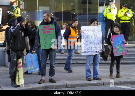 Dublin, Irland. 22. Januar 2014. Anti-Fracking Aktivisten stehen außerhalb der Vertretung der Europäischen Kommission fordert ein Ende der Fracking. Irische anti-Fracking-Aktivisten protestierten vor dem Büro der Vertretung der Europäischen Kommission in Irland gegen Fracking. Der Protest fand am Tag, den die Kommission seine Shale Gas Rahmen veröffentlicht. Bildnachweis: Michael Debets/Alamy Live-Nachrichten Stockfoto