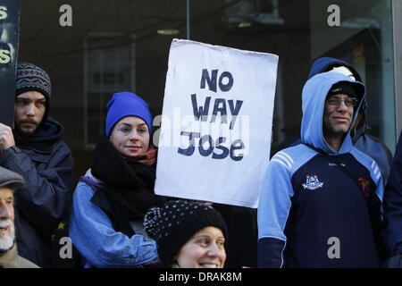 Dublin, Irland. 22. Januar 2014. Ein Aktivist hält ein Schild, das 'keineswegs Jose' liest. Irische anti-Fracking-Aktivisten protestierten vor dem Büro der Vertretung der Europäischen Kommission in Irland gegen Fracking. Der Protest fand am Tag, den die Kommission seine Shale Gas Rahmen veröffentlicht. Bildnachweis: Michael Debets/Alamy Live-Nachrichten Stockfoto