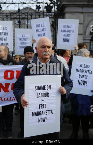 Dublin, Irland. 22. Januar 2014. Irischer Schauspieler Donal O' Kelly abgebildet ist, hält ein Plakat, das liest "Shame on Labour - kostenlose Margaretta jetzt!". Irische Anti-Kriegs-Aktivisten inszeniert ihren wöchentlichen Protest außerhalb der Dail (Irisches Parlament), um sofortige Freilassung des 79 Jahre alten Friedensaktivist und Krebs leidende Margaretta D'Arcy und ein Ende der Nutzung des Flughafens Shannon durch das US-Militär zu rufen. Bildnachweis: Michael Debets/Alamy Live-Nachrichten Stockfoto