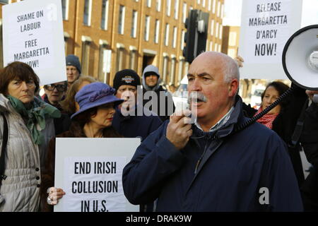 Dublin, Irland. 22. Januar 2014. Irischer Schauspieler Donal O' Kelly richtet sich den Protest. Irische Anti-Kriegs-Aktivisten inszeniert ihren wöchentlichen Protest außerhalb der Dail (Irisches Parlament), um sofortige Freilassung des 79 Jahre alten Friedensaktivist und Krebs leidende Margaretta D'Arcy und ein Ende der Nutzung des Flughafens Shannon durch das US-Militär zu rufen. Bildnachweis: Michael Debets/Alamy Live-Nachrichten Stockfoto