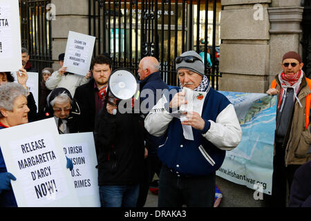 Dublin, Irland. 22. Januar 2014. Ein Aktivist Receites ein Gedicht. Irische Anti-Kriegs-Aktivisten inszeniert ihren wöchentlichen Protest außerhalb der Dail (Irisches Parlament), um sofortige Freilassung des 79 Jahre alten Friedensaktivist und Krebs leidende Margaretta D'Arcy und ein Ende der Nutzung des Flughafens Shannon durch das US-Militär zu rufen. Bildnachweis: Michael Debets/Alamy Live-Nachrichten Stockfoto