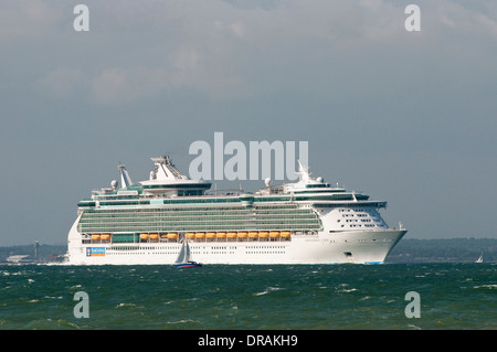 Royal Caribbean "Independence of the Seas" Kreuzfahrtschiff Southampton, England zu verlassen. Stockfoto