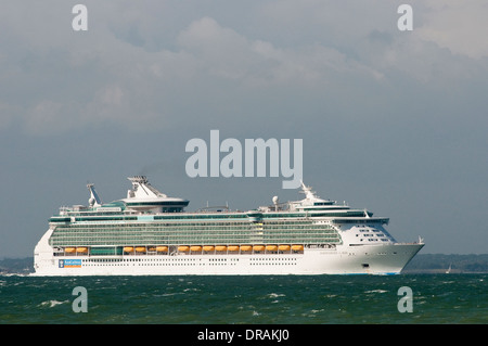 Royal Caribbean "Independence of the Seas" Kreuzfahrtschiff Southampton, England zu verlassen. Stockfoto