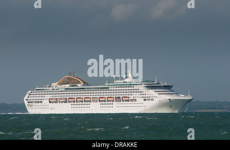 P & O "Oceana" Kreuzfahrtschiff Southampton, England zu verlassen. Stockfoto