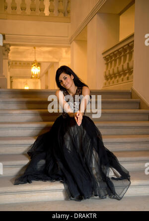 Dresden, Deutschland. 22. Januar 2014. EXKLUSIV - deutsche Schauspielerin und Moderatorin Collien Ulmen-Fernandes (32) Posen in ein Kleid, das sie als Moderatorin der Semperopernball, im Hotel Taschenbergpalais Kempinski in Dresden, Deutschland, 22. Januar 2014 tragen wird. Foto: Arno Burgi © Dpa/Alamy Live-Nachrichten Stockfoto