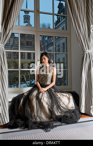 Dresden, Deutschland. 22. Januar 2014. EXKLUSIV - deutsche Schauspielerin und Moderatorin Collien Ulmen-Fernandes (32) Posen in ein Kleid, das sie als Moderatorin der Semperopernball, im Hotel Taschenbergpalais Kempinski in Dresden, Deutschland, 22. Januar 2014 tragen wird. Foto: Arno Burgi © Dpa/Alamy Live-Nachrichten Stockfoto