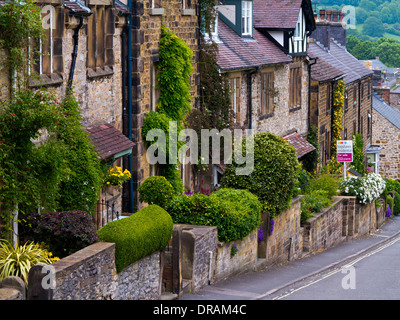 Traditionelle Naturstein terrassenförmig angelegten Häuser auf einem Hügel in Bakewell Derbyshire Dales Peak District National Park England UK Stockfoto