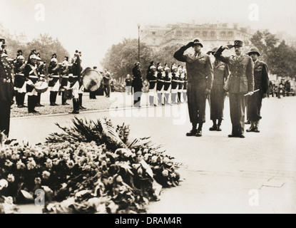 General Bradley und General Koenig am Grab des unbekannten Soldaten. Aus einer Sammlung von postkartengroße Bilder ausgegeben, um die Befreiung von Paris zwischen 19. und 26. August 1944 zu feiern.  1944 Stockfoto