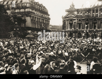 Die Menge am Place De l ' Opera nach der Einnahme der Kommandantar. Aus einer Sammlung von postkartengroße Bilder ausgegeben, um die Befreiung von Paris zwischen 19. und 26. August 1944 zu feiern.  1944 Stockfoto