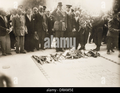 aus einer Sammlung von postkartengroße Bilder ausgegeben, um die Befreiung von Paris zwischen 19. und 26. August 1944 zu feiern.  1944 Stockfoto