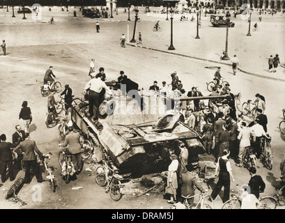 aus einer Sammlung von postkartengroße Bilder ausgegeben, um die Befreiung von Paris zwischen 19. und 26. August 1944 zu feiern.  1944 Stockfoto