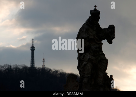 Statuen bei Sonnenuntergang auf der Karlsbrücke. Prag. Die Karlsbrücke ist Prags berühmteste Monument und kommuniziert die alte Stockfoto