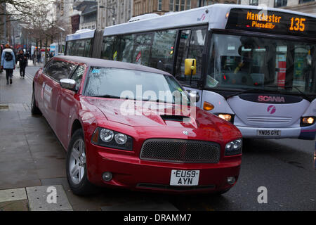 2009 Red American angeheuerte Dodge Charger SXT gestrecktes Fahrzeug auf dem Bürgersteig beim Sun Big Smile Event 2014. Stockfoto