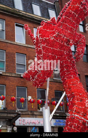 Manchester UK. Januar 2014. "Das Jahr des Pferdes" Die Stadt Manchester bereitet sich auf das jährliche chinesische Neujahr vor, da Laternen und Dekorationen um das chinesische Viertel George Street und Faulkner Street in Chinatown drapiert wurden. Im Januar wurde ein Verfahren eingeleitet, bei dem 3.000 chinesische Laternen über die Stadt hingen. Stockfoto