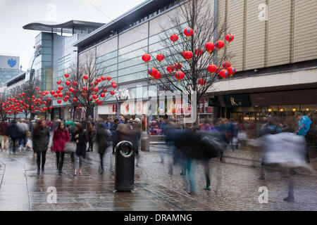 Manchester Piccadilly UK. 22. Januar 2014. Die Stadt Manchester bereitet sich auf den jährlichen chinesischen neuen Jahres als Laternen und Dekorationen rund um die Market Street im Stadtzentrum drapiert wurde. Die Market Street ist eine der wichtigsten Einkaufsstraßen in Manchester, England. Sie führt von der Kreuzung mit der Piccadilly und Mosley Street, in der Nähe von Piccadilly Gardens, im Osten an, wo es mit dem St. Mary's Gate an der Kreuzung mit der Exchange Street und New Cathedral Street im Westen. Stockfoto