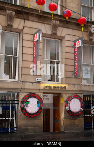 Manchester UK. 22. Januar 2014.  Die Stadt Manchester bereitet sich auf das jährliche chinesische Neujahr als Laternen und Dekorationen wurden drapiert, um chinesische Viertel der George Street und Faulkner Street in Chinatown. Verfahren begann im Januar mit 3.000 chinesischen Laternen aufgehängt in der ganzen Stadt.  Bildnachweis: Mar Photographics/Alamy Live-Nachrichten. Stockfoto