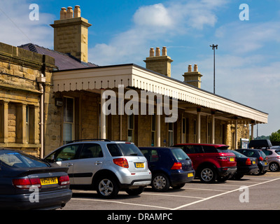 Außenseite des Buxton Railway Station Peak District Derbyshire England UK wo Züge auf einer Linie in Manchester Stadtzentrum verkehren Stockfoto