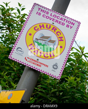 Kirche-Uhr Crimestoppers Warnschild auf einem Mast in Bakewell Derbyshire England UK Stockfoto