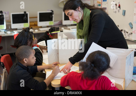 Drittklässler an einem Test teilnehmen Stockfoto