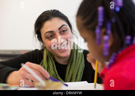 Drittklässler an einem Test teilnehmen Stockfoto