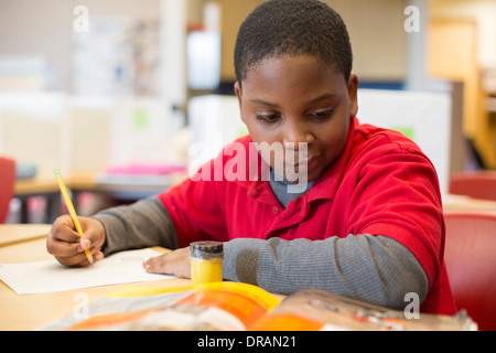 Drittklässler an einem Test teilnehmen Stockfoto