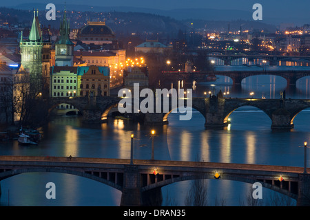 Nachtansichten der verschiedenen Brücken in der Stadt Prag über die Moldau. Die berühmteste Brücke, die über steigt Stockfoto