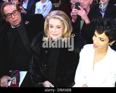 Paris, Frankreich. 22. Januar 2014. Catherine Deneuve besucht die Präsentation von Gaultier Kollektion Frühjahr/Sommer 2014 während der Paris Haute Couture Fashion Week in Paris, Frankreich, 22. Januar 2014. Paris Haute Couture Modenschauen laufen bis 22. Januar 2014. Foto: Hendrik Ballhausen - Live News WIRE SERVICE/Dpa/Alamy Stockfoto