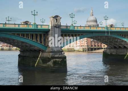 Southwark Bridge mit der Kuppel der St. Pauls Kathedrale im Hintergrund London England UK Stockfoto