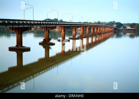 Brücke über den "Moon River" Ubonratchatani Provinz Thailand. Stockfoto