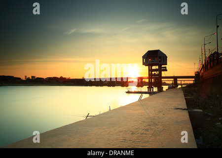 Brücke über den "Moon River" Ubonratchatani Provinz Thailand. Stockfoto