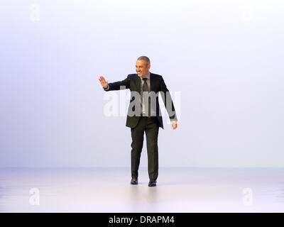 Paris, Frankreich. 22. Januar 2014. Libanesische Modedesigner Elie Saab erkennt Gäste nach seiner Show für Frühjahr/Sommer Kollektion 2014 während der Paris Haute Couture Fashion Week in Paris, Frankreich, 22. Januar 2014. Paris Haute Couture Modenschauen laufen bis 22. Januar 2014. Foto: Hendrik Ballhausen - Live News WIRE SERVICE/Dpa/Alamy Stockfoto