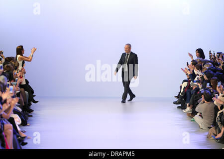 Paris, Frankreich. 22. Januar 2014. Libanesische Modedesigner Elie Saab erkennt Gäste nach seiner Show für Frühjahr/Sommer Kollektion 2014 während der Paris Haute Couture Fashion Week in Paris, Frankreich, 22. Januar 2014. Paris Haute Couture Modenschauen laufen bis 22. Januar 2014. Foto: Hendrik Ballhausen - Live News WIRE SERVICE/Dpa/Alamy Stockfoto