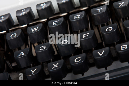 Briefe und Tastatur Silber glänzend Schreibmaschine Stockfoto