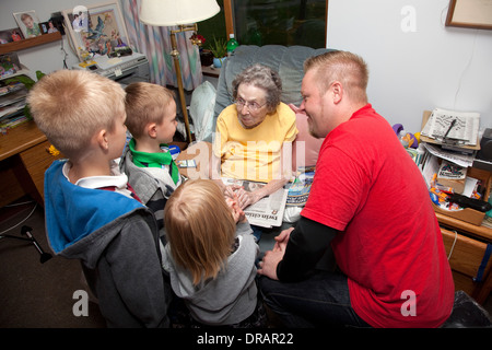 Enkel und seine drei Kinder zahlen Besuch in ihrer Urgroßmutter. Im Alter von 3, 5, 7, 35 und 96. Schlacht Lake Minnesota MN USA Stockfoto