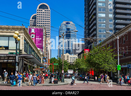 Zeigen Sie nach unten Pike Street mit dem "original" Starbucks Coffee House an Nr. 1912 bis links, Pike Place Market, Seattle, Washington, USA an Stockfoto