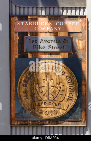 Gedenktafel vor dem "original" Starbucks Kaffee-Haus in 1912 Pike Place, Pike Place Market, Seattle, Washington, USA Stockfoto