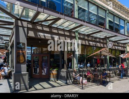 Das "original" Starbucks Kaffee-Haus in 1912 Pike Place, Pike Place Market, Seattle, Washington, USA Stockfoto