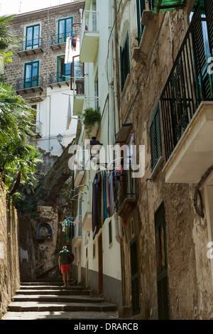 Appartementhäuser säumen die Treppe, die hinauf in Richtung Sorrento Stadt von der Marina Grande, Italien. Stockfoto