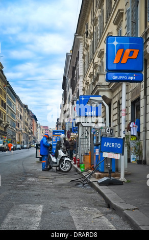 Tankstelle in Rom, Italien Stockfoto