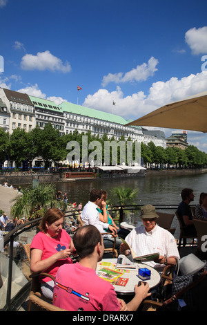 Cafe ALSTER PAVILLION an der Waterfront Promenade und Seebrücke Jungfernstieg, Binnenalster, Außenalster, Hamburg, Deutschland, Europa Stockfoto