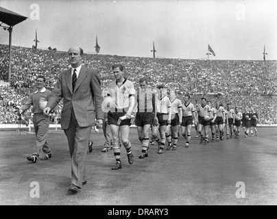 Das FA Cup Finale 1960 7. Mai 1960 Wolverhampton Wanderers Manager Stan Cullis gefolgt von Wolves FC Kapitän Bill Slater und Ronnie Clayton von Blackburn Rovers. Wembley Stadium, Großbritannien, Großbritannien Stockfoto