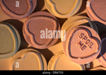 Liebe Herz Süßigkeiten mit verderben mir Nachricht anzeigen Stockfoto