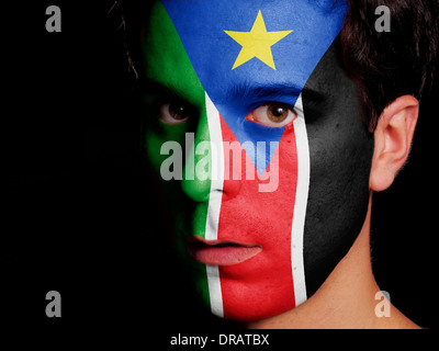 Flagge des Südsudan auf ein Gesicht eines jungen Mannes gemalt Stockfoto