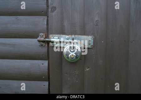 Vorhängeschloss zum Schuppen Hasp Schraube Schutz vor Einbrechern enge Detail Holztür sicher Sicherheit Stockfoto